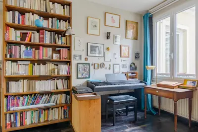 Bibliothèque dans l'appartement