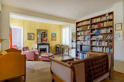 Bibliothèque dans l'appartement