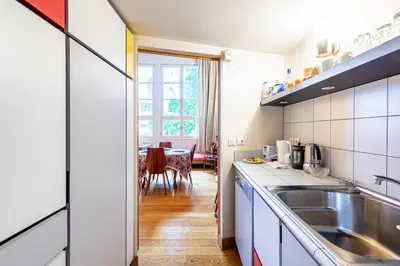Cuisine ou kitchenette dans l'établissement GuestReady - Spacious mid-term apartment for 4