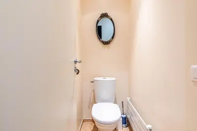 Salle de bains dans l'établissement GuestReady - Spacious mid-term apartment for 4