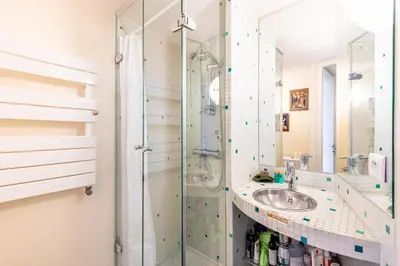 Salle de bains dans l'établissement GuestReady - Spacious mid-term apartment for 4
