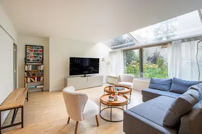 Télévision ou salle de divertissement dans l'établissement Elegant apartment near Trocadéro