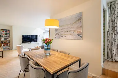 Télévision ou salle de divertissement dans l'établissement Elegant apartment near Trocadéro