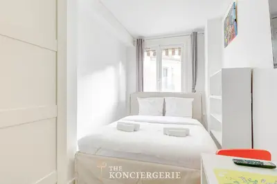 Un ou plusieurs lits dans un hébergement de l'établissement Appartement de 3 chambres avec Balcon à proximité de l'Arc de triomphe