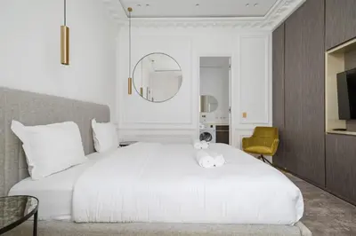 Un ou plusieurs lits dans un hébergement de l'établissement My Paris Apartments - Marbeuf