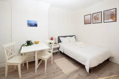 Un ou plusieurs lits dans un hébergement de l'établissement Cozy studio near Invalides