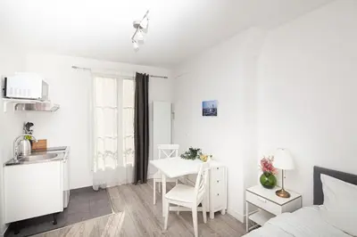 Cuisine ou kitchenette dans l'établissement Cozy studio near Invalides