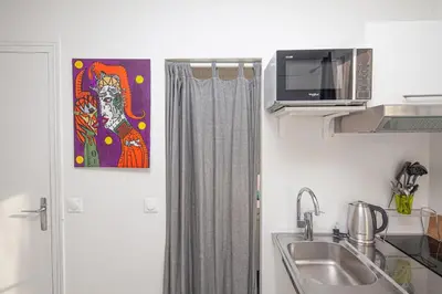 Cuisine ou kitchenette dans l'établissement Cozy studio near Invalides