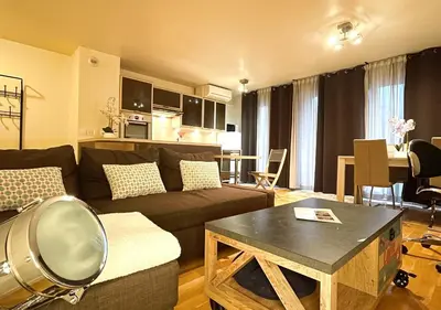 Coin salon dans l'établissement Appartement 60m2 - 6 pers max - dernier étage - Parking gratuit - Paris Montrouge - Métro 4min - spacieux, calme et ensoleillé - Free Wifi