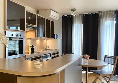 Cuisine ou kitchenette dans l'établissement Appartement 60m2 - 6 pers max - dernier étage - Parking gratuit - Paris Montrouge - Métro 4min - spacieux, calme et ensoleillé - Free Wifi
