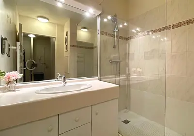 Salle de bains dans l'établissement Appartement 60m2 - 6 pers max - dernier étage - Parking gratuit - Paris Montrouge - Métro 4min - spacieux, calme et ensoleillé - Free Wifi