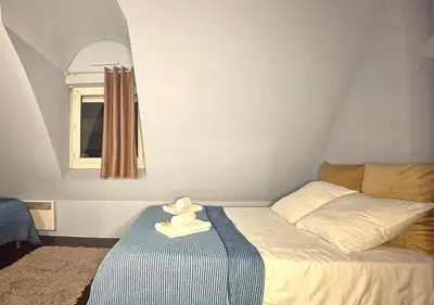 Un ou plusieurs lits dans un hébergement de l'établissement Appartement 60m2 - 6 pers max - dernier étage - Parking gratuit - Paris Montrouge - Métro 4min - spacieux, calme et ensoleillé - Free Wifi