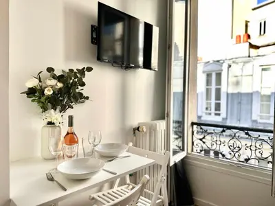 Télévision ou salle de divertissement dans l'établissement New 144 Suite Falk - Cosy Apartment Paris Center