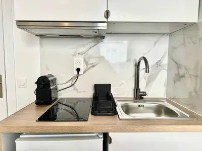 Cuisine ou kitchenette dans l'établissement New 144 Suite Falk - Cosy Apartment Paris Center