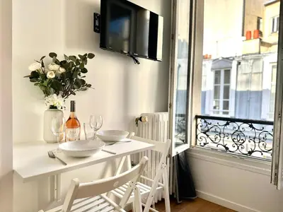 Télévision ou salle de divertissement dans l'établissement New 144 Suite Falk - Cosy Apartment Paris Center