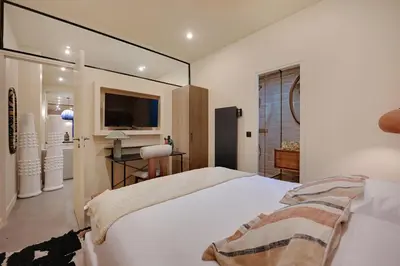 Un ou plusieurs lits dans un hébergement de l'établissement NoChichi-Collections - Hotel de Ville