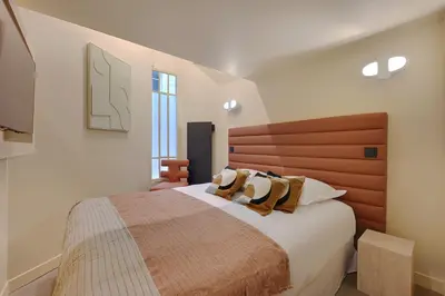 Un ou plusieurs lits dans un hébergement de l'établissement NoChichi-Collections - Hotel de Ville