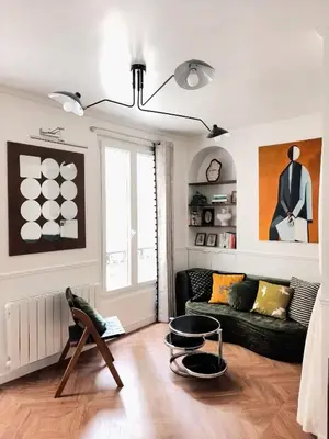 Coin salon dans l'établissement Eiffel Tower 6-Min Walk Charming Studio 3 sleeper