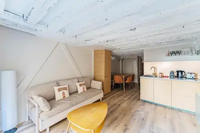 Cuisine ou kitchenette dans l'établissement 2BR apartment next to Notre Dame de Paris
