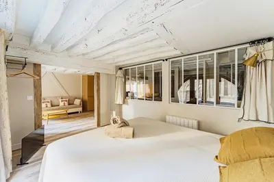 Un ou plusieurs lits dans un hébergement de l'établissement 2BR apartment next to Notre Dame de Paris