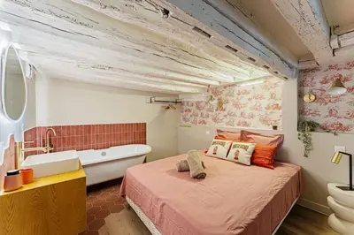 Un ou plusieurs lits dans un hébergement de l'établissement 2BR apartment next to Notre Dame de Paris