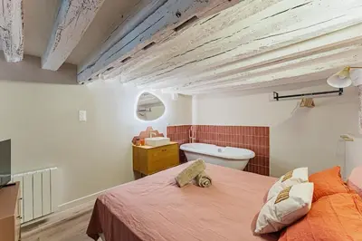 Un ou plusieurs lits dans un hébergement de l'établissement 2BR apartment next to Notre Dame de Paris