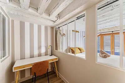 Un ou plusieurs lits dans un hébergement de l'établissement 2BR apartment next to Notre Dame de Paris