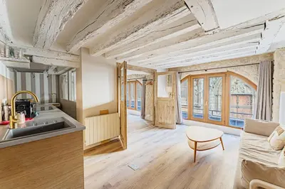 Cuisine ou kitchenette dans l'établissement 2BR apartment next to Notre Dame de Paris