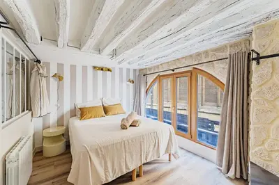 Un ou plusieurs lits dans un hébergement de l'établissement 2BR apartment next to Notre Dame de Paris