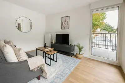 Télévision ou salle de divertissement dans l'établissement Spacieux 3 chambres et lumineux à Montrouge