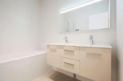 Salle de bains dans l'établissement 8 chambres, Av des Champs-Elysées