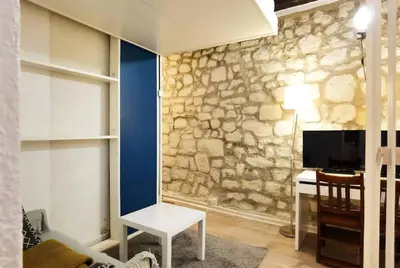 Télévision ou salle de divertissement dans l'établissement Cute Marais Studio near Metro Heart of Paris N4-22