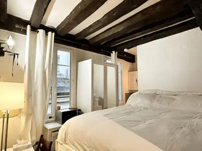 Un ou plusieurs lits dans un hébergement de l'établissement Cute Marais Studio near Metro Heart of Paris N4-22