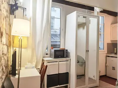 Cuisine ou kitchenette dans l'établissement Cute Marais Studio near Metro Heart of Paris N4-22
