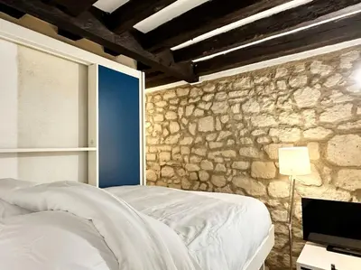 Un ou plusieurs lits dans un hébergement de l'établissement Cute Marais Studio near Metro Heart of Paris N4-22