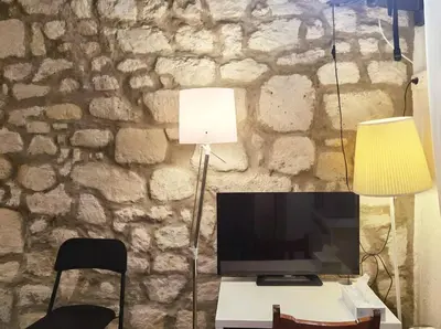 Télévision ou salle de divertissement dans l'établissement Cute Marais Studio near Metro Heart of Paris N4-22