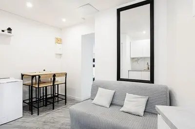 Cuisine ou kitchenette dans l'établissement Charming 1-Bedroom Apartment Near Paris