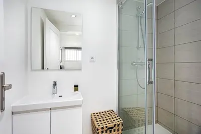 Salle de bains dans l'établissement Charming 1-Bedroom Apartment Near Paris