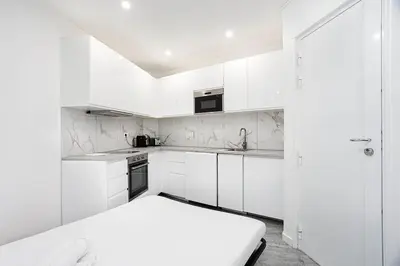Cuisine ou kitchenette dans l'établissement Charming 1-Bedroom Apartment Near Paris