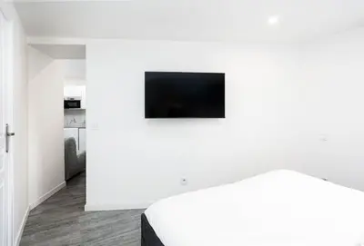 Télévision ou salle de divertissement dans l'établissement Charming 1-Bedroom Apartment Near Paris