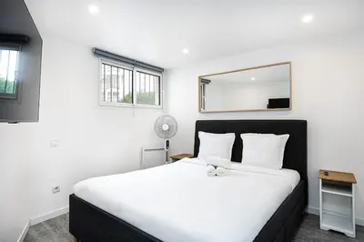 Un ou plusieurs lits dans un hébergement de l'établissement Charming 1-Bedroom Apartment Near Paris