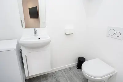 Salle de bains dans l'établissement Charming 1-Bedroom Apartment Near Paris