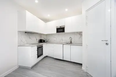 Cuisine ou kitchenette dans l'établissement Charming 1-Bedroom Apartment Near Paris