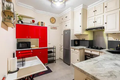 Cuisine ou kitchenette dans l'établissement GuestReady - Unique apt close to Montmartre