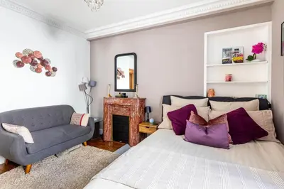 Coin salon dans l'établissement GuestReady - Unique apt close to Montmartre