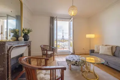 Coin salon dans l'établissement Eiffel Tower View 3BR Balcony