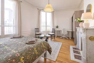 Un ou plusieurs lits dans un hébergement de l'établissement Eiffel Tower View 3BR Balcony