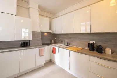 Cuisine ou kitchenette dans l'établissement Eiffel Tower View 3BR Balcony