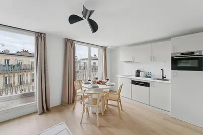 Cuisine ou kitchenette dans l'établissement Lavie Maison Spacious Apartment with Terrace
