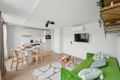 Télévision ou salle de divertissement dans l'établissement Lavie Maison Spacious Apartment with Terrace